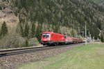 Die 1116 053 unterstützt die 1144 072 bei der Fahrt mit dem G54541 von Hall in Tirol nach Villach Süd Gvbf am 20.4.2016 kurz vor Mallnitz-Obervellach.
