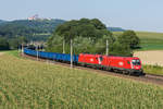 Umleitungsverkehr auf der alten Westbahnstrecke wegen Bauarbeiten zwischen Pöchlarn und Ybbs/Donau: 1116 169 an der Spitze dieses Güterzuges am 08.08.2020 bei Krummnussbaum in Diedersdorf.