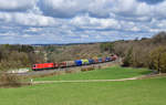 1116 049 mit einem Güterzug am 14.04.2021 bei Edlhausen.