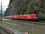 ÖBB 1116 151 und 1116 257 mit dem stark verspäteten NightJet/Euronight 466/40462 (Wien Hbf/Budapest-Keleti - Zürich HB) beim Zwischenhalt auf Gleis 4 in Imst-Pitztal am frühen