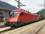 ÖBB 1116 194-2 als Vorspannlok vor der 1116 182-7  Bundesheer  mit dem EC 164  Transalpin  von Graz Hbf nach Zürich HB beim Zwischenhalt in Landeck-Zams.