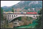 1116 117 fährt am 14.04.2004 mit einer Rollenden Landstraße über die Steyerlingbrücke im Bahnhof Steyrling.