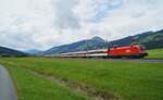 Fr die Fhrung des EC 163  Transalpin  (Zrich HB - Graz Hbf) war am 25.07.2020 die 1116 263 zustndig, die ihre Leistung hier kurz vor dem Halt in Kirchberg in Tirol durch die Wiesen des Ortsteils