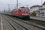 Am 14.12.2021 zieht 1116 064 die Wagen des IC 119  BODENSEE , Dortmund - Innsbruck, in den Stadtbahnhof von Friedrichshafen