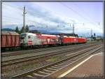 Bundesheer Taurus 1116-246 + 117 + 100 verlsst mit einem Holzzug den Bahnhof Knittelfeld.