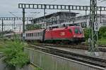 1116 055 mit den Wagen des IC 119  BODENSEE , Dortmund - Innsbruck, am 24.05.2022 bei der Ausfahrt aus dem Friedrichshafener Stadtbahnhof