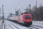 1116 059 der ÖBB rauscht mit einem Kesselwagenzug durch Erftwerk in Richtung Grevenbroich.