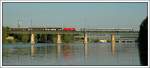 Zugbegegnung auf der Brcke ber die neue Donau in der Wiener Lobau am 26.8.2007.