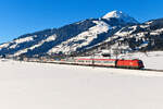 Bei dem am 20. Januar 2024 herrschenden  Kaiserwetter  war mir der EC 163 bei Brixen im Thale selbst ohne Frontausleuchtung der führenden 1116.079 ein Bild wert. Der Transalpin konnte in seiner gesamten Länge in der schönen Winterlandschaft mit der Hohen Salve im Hintergrund dokumentiert werden. Die Reisenden im Panoramawagen der SBB dürften die Reise quer durch die Alpen an diesem Tage sicher genossen haben.  