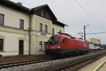 Vor dem alten Aufnahmegebäude des Bahnhofs Ernsthofen steht am 27.2.2024 die 1116 127, die als Lokzug von Graz nach Linz zur dortigen HW fuhr und wartet auf eine Zugkreuzung und die Weiterfahrt.
