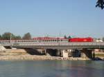 Ein Taurus mit einem EC auf der Salzachbrcke bei Salzburg am 23.09.2007.