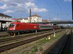 1116 014 mit einem EC wird untersttz am Zugende von 1116 022 am 14.08.2007 in Regensburg.