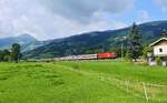 1116 142 mit dem EC 163  Transalpin  (Zürich HB - Graz Hbf) am 17.08.2025 bei Brixen im Thale.