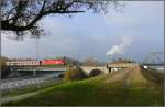 1116 174-2 fhrt mit EC 161 Maria Theresia auf die Rheinbrcke bei Buchs SG auf dem Weg nach Wien.