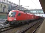 Die 1116 186 am 21.12.2007 mit einem Gterzug bei der Durchfahrt in Regensburg HBF.