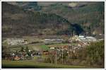 Blick von der Apfelwiese hinunter auf Schlglmhl und den von Graz nach Wien fahrenden OEC 558  STYRIARTE GRAZ , der am 30.3.2008 mit 1116 069 bespannt war.