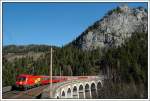 Diese Aufnahme vom 30.3.2008 zeigt den am „falschen“ Gleis fahrenden IC 533 von Wien nach Villach bei der Querung des hchsten Viaduktes der Semmeringbahn, der Kalten Rinne.