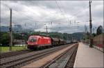 1116 102 ist mit einem Gemischten Gterzug Richtung Hall i.Tirol/ Vorarlberg unterwegs und passiert den Haltepunkt Kundl im Inntal.
