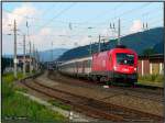 1116 207 fhrt vom falschen Bahnsteig aus, mit Kameramann am Zug und neugierige Katze neben den Gleisen.