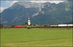 Eine 1116er bringt einen Gterzug durch das Inntal Richtung Sden.