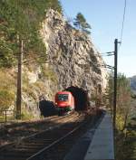 1116 187 fhrt am 19.10.2008 mit einem Gterzug am talwrts fhrenden Gleis aus dem Weinzettelwandtunnel Richtung Mrzzuschlag.