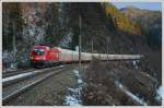 1116 103 mit einem Ganzholzzug am Leobner Altbau kurz vor der Einmndung in die neue Strecke beim Galgenbergtunnel, aufgenommen am 27.11.2008.