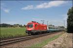 1116 039 rollt mit dem IC 87  TIEPOLO , Mnchen Hbf - Venezia Santa Lucia, an einem Bauernhof vorbei.