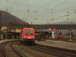 1116 262-5 fhrt mit EC 113 Frankfurt(Main)Hbf - Klagenfurt und der abgebgelten 1016 015-8 durch Geislingen(Steige). 22.12.08