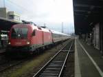 Ein BB-Taurus vor dem IC  Knigsee  im Augsburger Hbf.