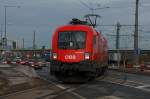 1116 043 berquert mit ihrem Containerzug den Handelskai.