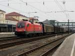 Die 1116 009 am 14.03.2009 mit einem Gterzug bei der Durchfahrt durch den Regensburger Hbf.