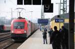 Wie an einer Perlenkette aufgereiht stehen die Fotografen beim Bahnbilder-Treffen in Regensburg um 1116 273-2 auf Chip zu bannen.