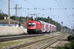 1116 136 schiebt R2338 von Payerbach-Reichenau nach Breclav, hier beim Halt in St.Egyden, 11.04.2009.