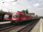 Der Taurus 1116 132-0 mit einem IC von Mnchen kommend in Richtung Salzburg fahrend bei seinem Zwischenstop in Prien am Chiemsee.