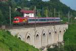 1116 063 um 07:55 am Viadukt in Neulengbach, vermutlich mit BB Eurocity 767 von Salzburg nach Wien Westbahnhof. Die Aufnahme entstand am 30.07.2009.