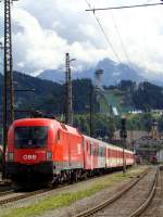 1116 025-4 in Innsbrucker Frachtenbahnhof,mit alte Schlierenwagen.In hintergrund ist der Bergisel.18.06.2008