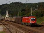 Die 1116 006 mit dem Audi Zug nach Ungarn am 26.08.2009 bei der Durchfahrt in Wernstein.