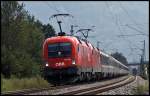 Die blitzblanke 1116 121 muss mit einer Schwesterlok und dem  Transalpin , Basel SBB - Wien Westbahnhof, bei Pfrauendorf in vor einem Signal halten.