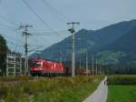 1116 054-6 und eine Schwesterlok ziehen einen gemischten Gterzug bei Terfens-Weer gen Brenner.