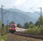 1116 054 neigt sich mit OEC 569 kurz hinter Kiefersfelden in die Kurve um ber Rosenheim (ohne Halt) am Chiemsee vorbei ber Salzburg, Linz und St.