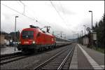 1116 081 durchfhrt mit dem EC 83  GARDA , Mnchen Hbf - Verona Porta Nuova, den Bahnhof Oberaudorf.
