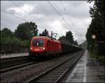 Am Morgen des 04.08.2009 durchfhrt 1116 230 mit einem Gterzug den Bahnhof Kiefersfelden.