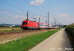 Einer der Starzge der Westbahn: 1116 114-8 mit BB EC 162  Transalpin  Wien Westbahnhof - Basel SBB kann sich hier mal in voller Lnge prsentieren,Pasching (sterreichurlaub 18.08.09)