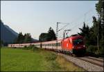 1116 261 mit einem OEC 566  STADT INNSBRUCK  beim Kloster Raisach.