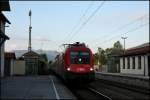 1116 260 durchfhrt am Abend des 05.08.2009 den Bahnhof Kiefersfelden mit dem OEC 568  Industrieland sterreich  am Haken.