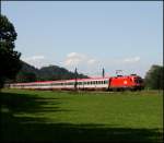 1116 273-2 (?) schleppt den OEC 564 „Universitt Salzburg“, Wien Westbahnhof – Bregenz, bei Niederaudorf durch das Inntal.