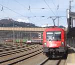 Die von der Sonne angestrahlte 1116 051-2 wird ihren leicht verspteten OEC 564 gleich nach Bregenz ziehen, whrend die beiden Railpool 186er ( 186 010 und 186 006) mit ihrem Zug noch einen lngeren