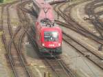 EC bestckt mit 1116 229-4 bei der Ausfahrt aus Innsbruck Hbf Aug. 2005