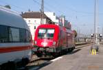 Dieser  Stier  ist im Hauptbahnhof von Mnchen direkt vor einem ICE-TD abgestellt, der schon eine geraume Zeit dort steht.