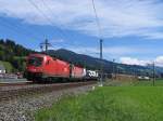 Endlich die Sonne! 1116 057-9 und eine 1144 mit einem Gterzug in die Richtung Wrgl bei Brixen im Thale am 16-8-2010.